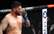 UFC cīkstonis brutāli iebaksta pretiniekam acī un duelis noslēdzas bez rezultāta