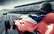 Eleganti, bet nāvejoši. Filma "Ferrāri: Sacīkstes ar nemirstību" atklāj autosacīkšu 50. gadu nežēlīgo vēsturi