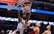 NBA dienas topā Džounsa lidojošais danks pārspēj Tompsona pēdējās sekundes uzvaras metienu