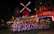 "Moulin Rouge" kabarē Parīzē atjauno savas ikoniskās vējdzirnavas