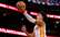 Džonsons skaisti iedanko ar kreiso roku un uzvar NBA TOP 10