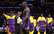 NBA dienas TOP 5 augšgalā Lebrona Džeimsa "alley‑oop" trieciens grozā pāri Valančūnam