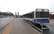 Sabiedriskā transporta galapunktā Juglā nav tualetes – pasažieri skrien nokārtoties krūmos