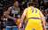 Edvards uzliek Dončiču uz plakātiņa un mirdz NBA skaistāko epizožu topā