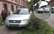 Rīgā vieglā auto šoferis saskādē reklāmas stendu un "noparkojas" uz gājēju pārejas
