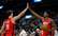 Tompsons lec augstāk par visiem, bloķē Deivisa metienu un triumfē NBA TOP 10