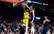 Nesmits jaudīgi ieliek bumbu grozā no augšas un triumfē NBA dienas TOP 10