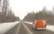 VIDEO: Valgā iereibis vīrietis nozog "Omniva" auto un bēg no policijas