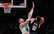 "Nets" uzbrucējs Minots liek bumbu grozā no augšas un iekaro NBA dienas TOP 5