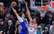 "Mavs" jauneklis Flags ar plakātu pāri Lopezam iekaro NBA dienas TOP 10