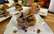 Kārtainās mīklas kārtojums ar topinambūru biezeni, aroniju mērci un svaigām kazenēm