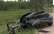 Kamēr šoferis ar ieslēgtām avārijas gaismām guļ neatļautā vietā, pēkšņs manevrs uz šosejas viņa auto pārvērš lūžņos