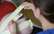 Risks neuzraudzītu dzemdību pieaugumam – vecmāte kritizē ministrijas grozījumus par dzemdībām