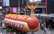 Ņujorkas Taimskvērā uzstādīts 20 metrus garš hotdogs