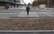 Lai šķērsotu ielu, jārēķinās ar smilšu joslu: rīdziniekus mulsina gājēju pāreja pie Vanšu tilta