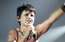 The Cranberries soliste iekausta stjuarti un uzbrūk policistam