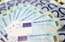 Mēģina norēķināties ar viltotām eiro banknotēm; viltojumu topā 20 un 50 eiro banknotes