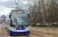 Pie Alfas steidzīgs autobraucējs nogriež ceļu tramvajam; ir cietušais