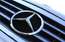 Ulbrokā Mercedes‑Benz ar visu šoferi un pasažieri iekrīt upē