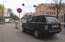 Latio šefs auto "parko" neatļautā vietā uz ietves un norobežo to ar barjerām
