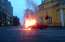 FOTO: Rīgas centrā sadeg automašīna