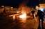 FOTO: grieķi parlamenta lēmumu uzņem ar Molotova kokteiļiem un automašīnu dedzināšanu
