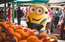 FOTO: minions Bobs "trollē" rīdziniekus un apmeklē Centrāltirgu