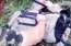 VIDEO: kaujinieki pārmeklē Ukrainā notriektās lidmašīnas upuru mantas un fotografējas