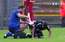 VIDEO: spāņu futbolistam komandas ārsts aprūpē… pēcpusi