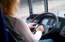 Rīgas sabiedriskā transporta vadītāja pie stūres "čato" un uzņem "selfijus"
