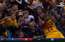 VIDEO: Lebrons Džeimss spēles laikā uzņem "selfijus" ar bērniem