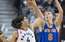 Porziņģa Knicks spēles galotnē pārspēj Valančūna Raptors