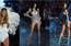 Victoria’s Secret modeles apžilbina, parādot sevi uz mēles