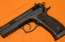 Jelgavas pilsētas pasāžā klīst trīs ar pistolēm bruņojušies jaunieši