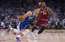 NBA spēlē Karija Warriors apspēlē Džeimsa Cavaliers