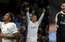 VIDEO: Madrides Real futbolisti spēlē basketbolu un danko