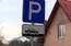 Policisti par nepareizu auto novietošanu salauž sirmgalvim roku
