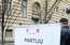 VIDEO: deputātus burtiski norej protestētāji pie Saeimas