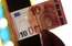 Aiztur grupējumu, kas izgatavojis un izplatījis viltotas 10 eiro banknotes