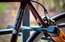 Policija arestē rūdītu velosipēdu zagli. Tagad viņam draud pat viena gada cietumsods…