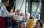 FOTO: rīdziniekus tramvajā pārsteidz ar mūziku un konfektēm