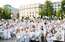 FOTO: spītējot "gāzienam", 800 vīri un sievas, tērpušies baltā, pulcējas uz Pop‑Up pikniku