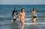 Drošības apsvērumu dēļ vēl trīs Francijas kūrorti aizliedz pludmalēs ierasties burkini