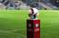 Rīgas kausa izcīņas spēlē futbolists uzbrūk un vairākas reizes iesit tiesnesim