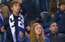 VIDEO: futbola fans spēles karstumā komiski iesit draudzenei