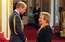 FOTO: princis Viljams bruņinieka kārtā ieceļ leģendāro Rodu Stjuartu