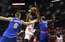 VIDEO: Porziņģa Ņujorkas Knicks kopā ar Hjūstonas Rockets dzied ASV himnu