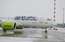 FOTO: Rīgā ierodas pasaulē pirmā CS300 lidmašīna