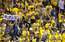 VIDEO: Goldensteitas Warriors fane gados atbalsta savējos ar jestru deju