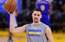 VIDEO: NBA basketbolists intervijas vidū mierīgi "iesūc aliņu"